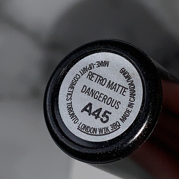 DANGEROUS NWOB Retro Matte Lipstick MAC - Picture 9 of 16
